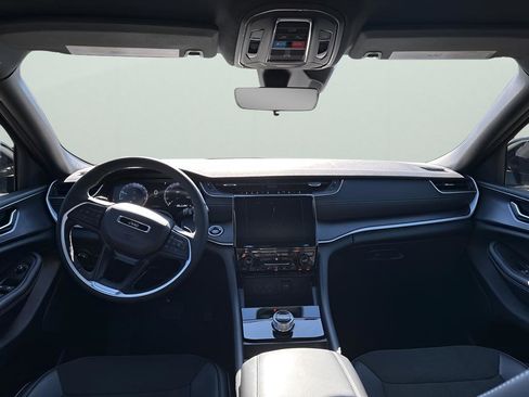 New 2025 Jeep Grand Cherokee Altitude image 21