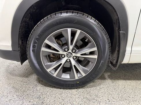 Used 2016 Toyota Highlander XLE AWD/4WD image 31