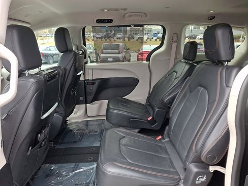 Used 2020 Chrysler Pacifica Touring-L Plus w/ Advanced Safetytec Group image 10