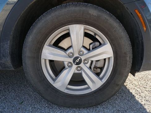 Used 2024 Kia Sorento LX image 5