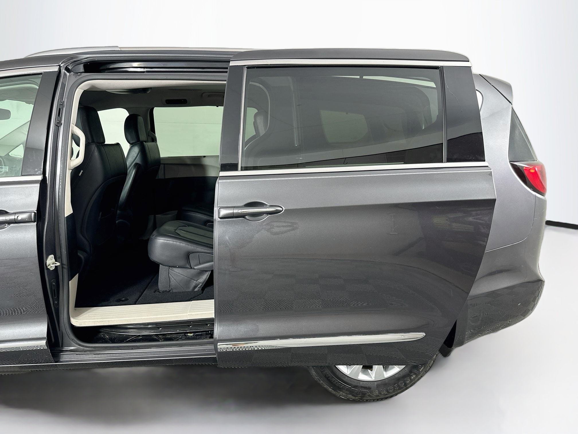 Used 2019 Chrysler Pacifica Touring-L FWD image 25