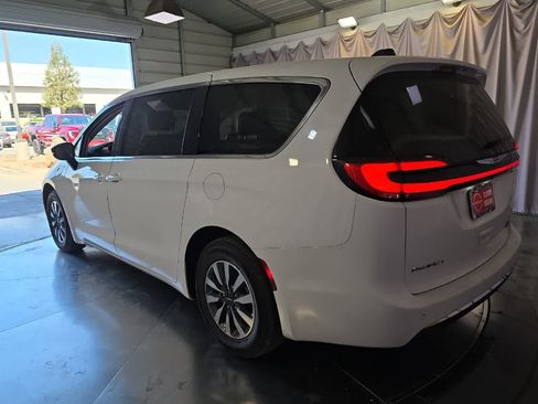 Used 2024 Chrysler Pacifica Limited FWD image 7