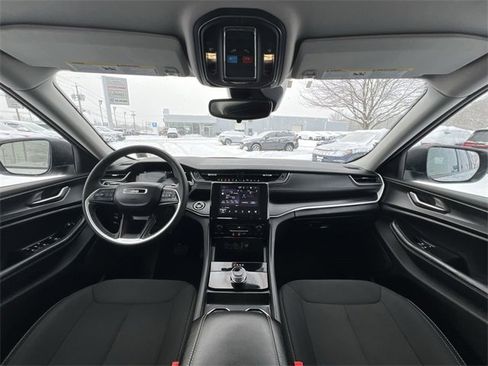 Used 2023 Jeep Grand Cherokee Laredo image 14