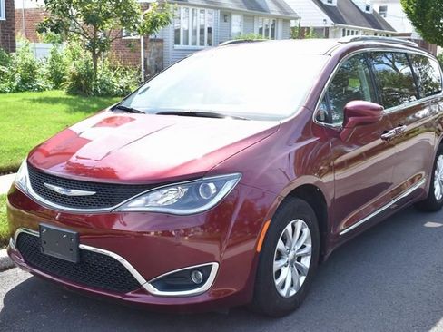 Used 2025 Chrysler Pacifica Select FWD image 2