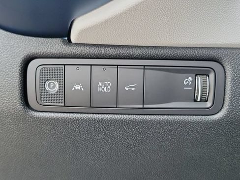 Certified 2025 Chevrolet Equinox EV LT FWD image 23