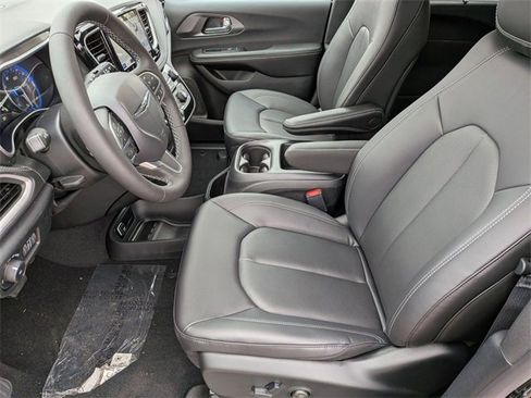 New 2026 Chrysler Pacifica Select image 11