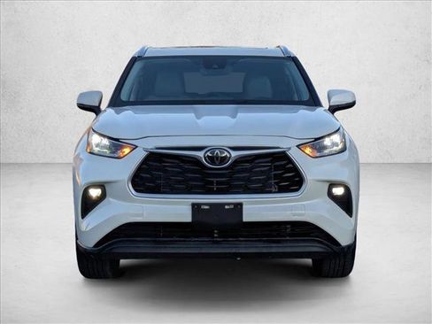 Used 2020 Toyota Highlander XLE image 2