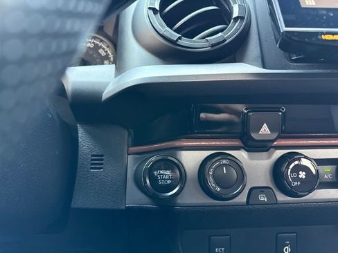 Used 2017 Toyota Tacoma TRD Sport w/ Tow Package (A/T) AWD/4WD image 25
