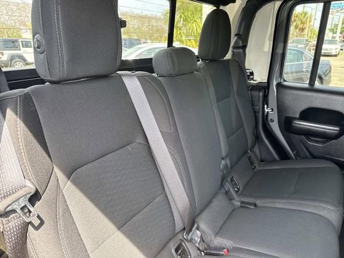 Used 2021 Jeep Gladiator Sport image 11