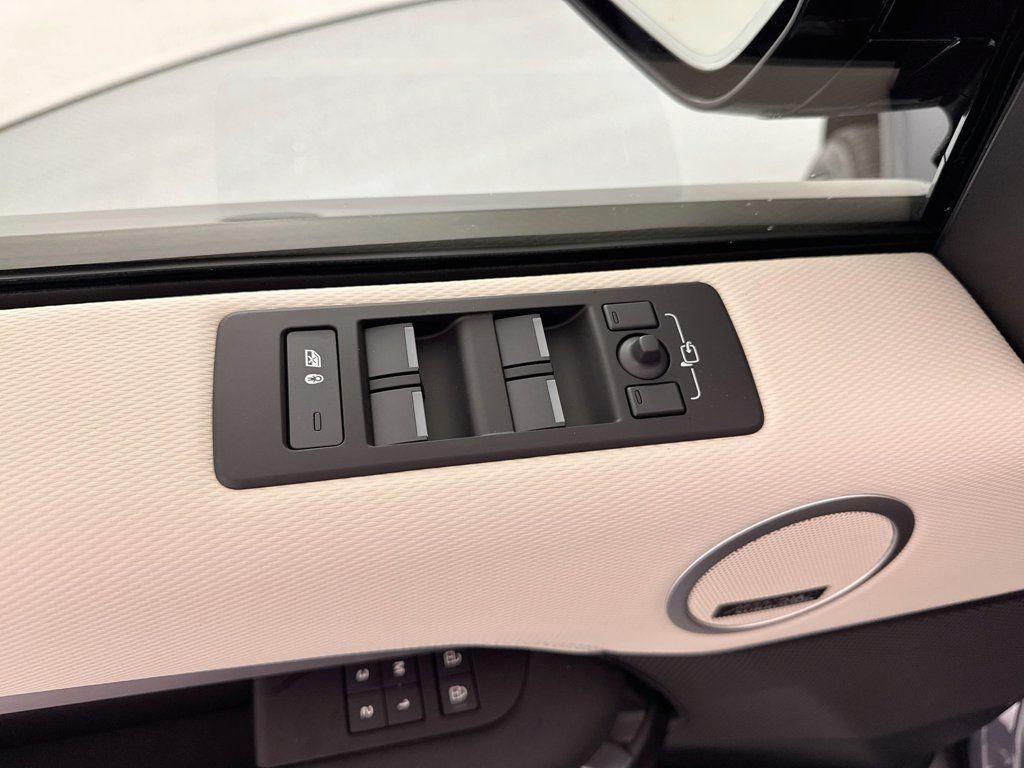 New 2026 Land Rover Discovery Limited Edition AWD/4WD image 18
