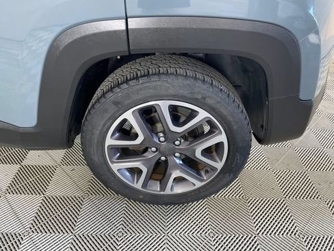 Used 2017 Jeep Renegade Latitude FWD image 19