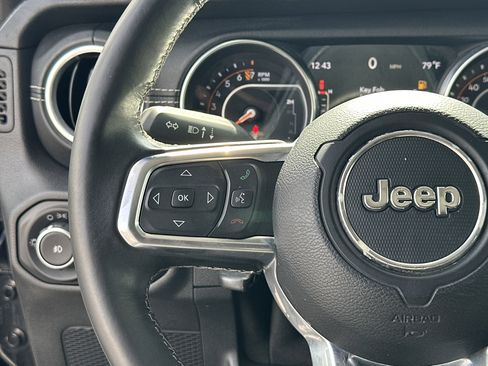 Used 2018 Jeep Wrangler Unlimited Sahara image 27