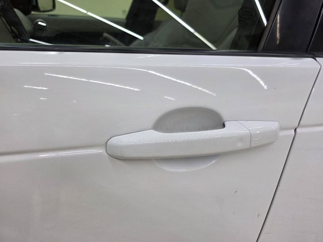 Used 2019 Land Rover Discovery SE AWD/4WD image 12