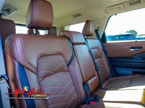 Used 2023 Nissan Pathfinder Platinum w/ Cargo Package image 10