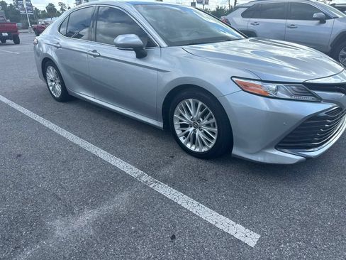 Used 2018 Toyota Camry XLE FWD image 3