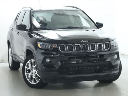 Used 2023 Jeep Compass Latitude AWD/4WD image 2