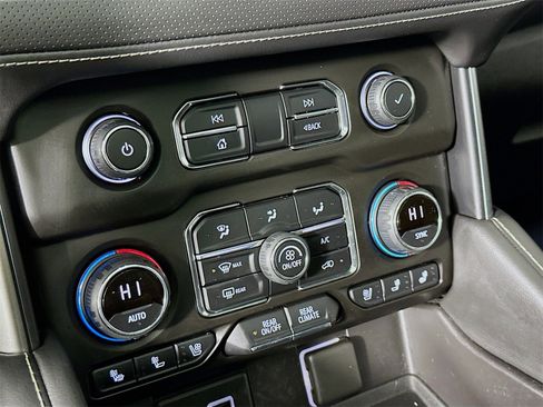 Used 2021 Chevrolet Suburban Premier w/ Premium Package image 16