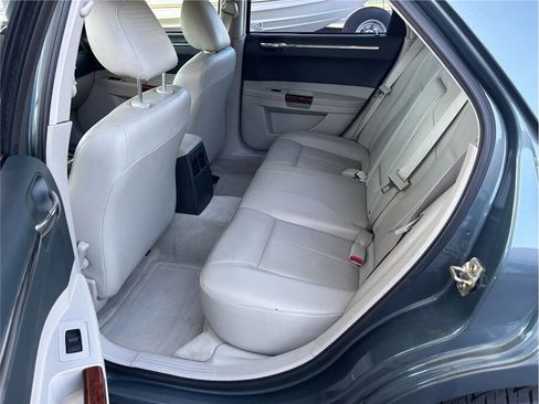 Used 2005 Chrysler 300 Touring RWD image 12