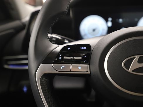 Used 2024 Hyundai Elantra Limited image 25