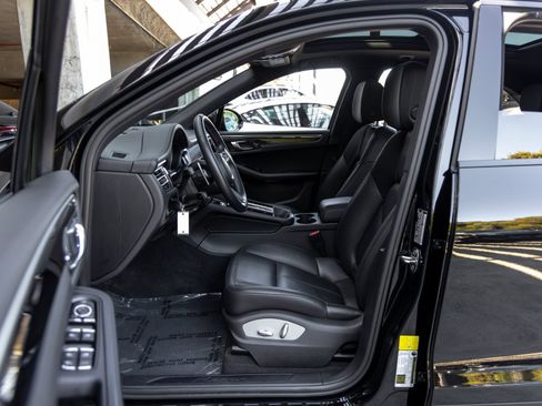 Certified 2023 Porsche Macan AWD/4WD image 24