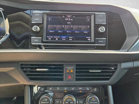 Used 2024 Volkswagen Jetta SE FWD image 13