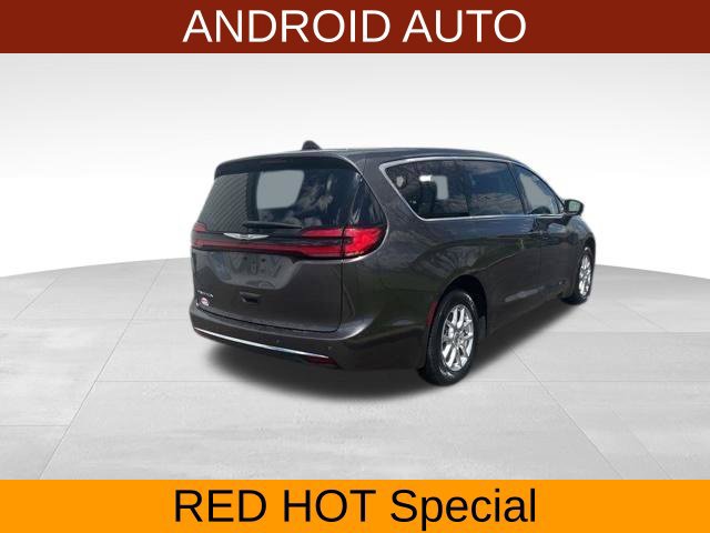 Used 2023 Chrysler Pacifica Touring-L FWD image 7