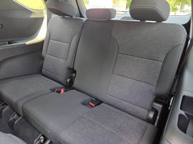 Used 2025 Chevrolet Traverse LT FWD image 14
