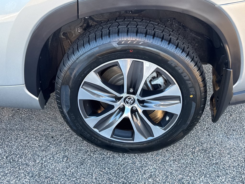 Used 2024 Toyota Highlander XLE AWD/4WD image 44
