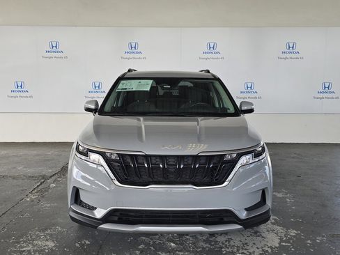 Used 2024 Kia Carnival LX image 2