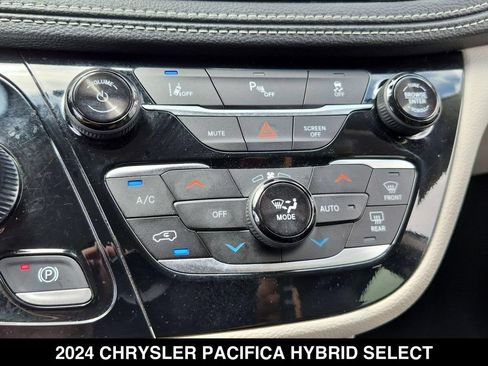 Used 2024 Chrysler Pacifica Limited FWD image 23