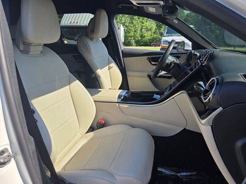 Used 2025 Mercedes-Benz GLC 300 image 16