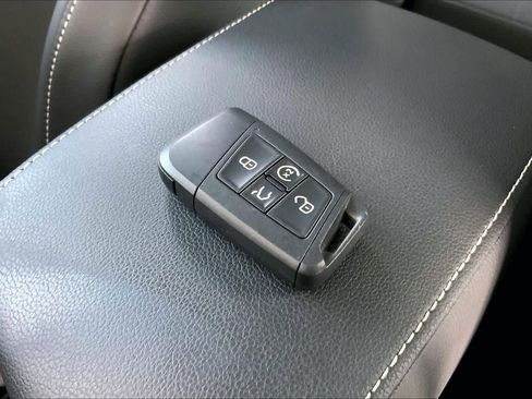 Used 2023 Volkswagen Tiguan SE w/ Panoramic Sunroof Package FWD image 16