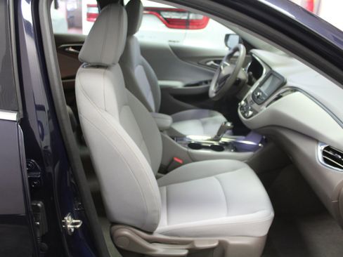 Used 2017 Chevrolet Malibu LT image 22