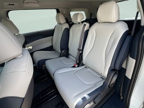 New 2026 Kia Carnival EX FWD image 10