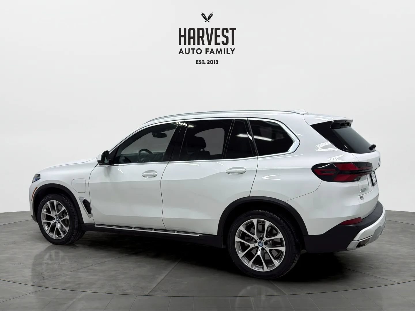 Used 2025 BMW X5 xDrive50e AWD/4WD image 3