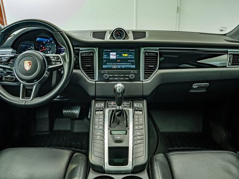 Used 2018 Porsche Macan AWD/4WD image 6