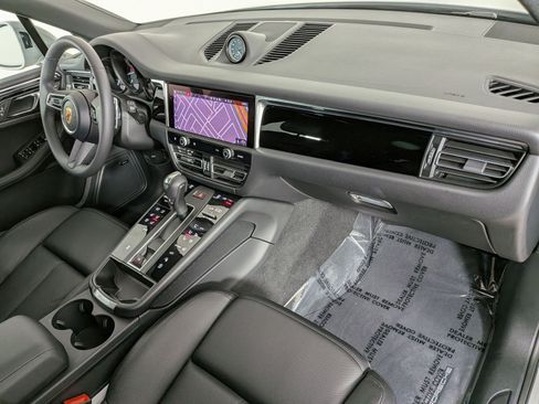 Certified 2025 Porsche Macan AWD/4WD image 25