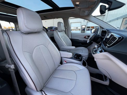 Used 2020 Chrysler Pacifica Limited image 29