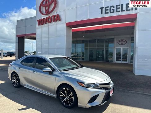 Used 2018 Toyota Camry SE FWD image 1
