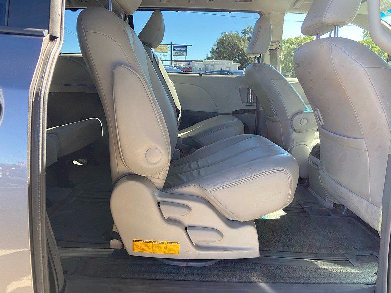 Used 2012 Toyota Sienna XLE w/ Entertainment Pkg FWD image 27