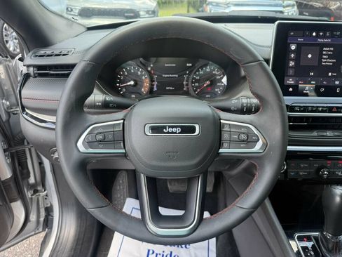 Used 2025 Jeep Compass Trailhawk AWD/4WD image 5