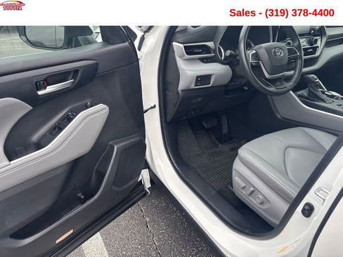 Used 2022 Toyota Highlander XLE AWD/4WD image 11