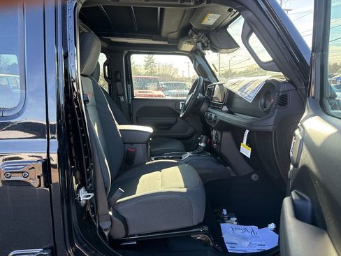 New 2026 Jeep Wrangler Unlimited Rubicon w/ Technology Group image 28