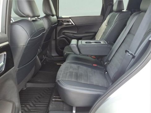 Used 2024 Mitsubishi Outlander AWD image 19