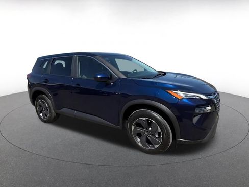Used 2025 Nissan Rogue SV FWD image 2