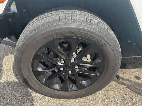 Used 2023 Jeep Wrangler Sahara w/ Cold Weather Group AWD/4WD image 9