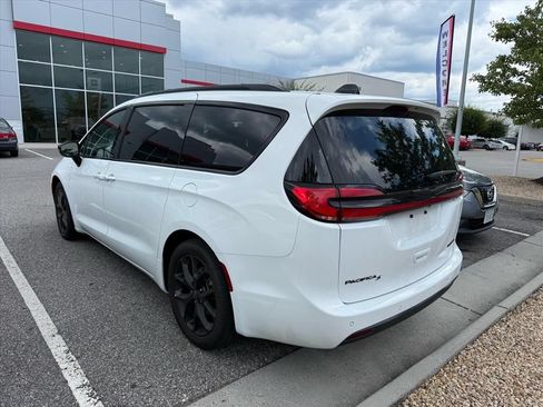 Used 2025 Chrysler Pacifica Limited FWD image 3