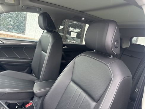 Used 2022 Volkswagen Tiguan SE w/ Panoramic Sunroof Package AWD/4WD image 3