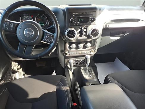 Used 2018 Jeep Wrangler Unlimited Rubicon w/ Connectivity Group AWD/4WD image 9