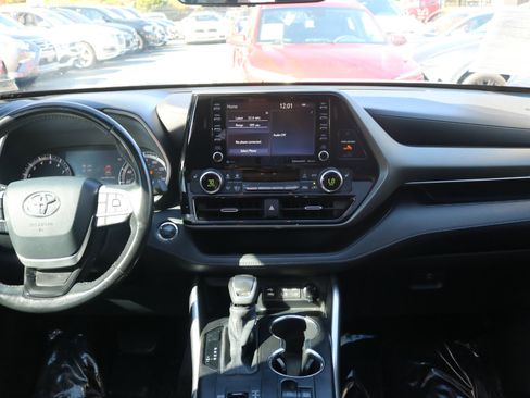 Used 2022 Toyota Highlander XLE image 23